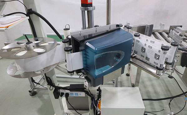 實(shí)時(shí)打印貼標(biāo)機(jī),打印貼標(biāo)設(shè)備,全自動(dòng)不干膠貼標(biāo)機(jī)廠家